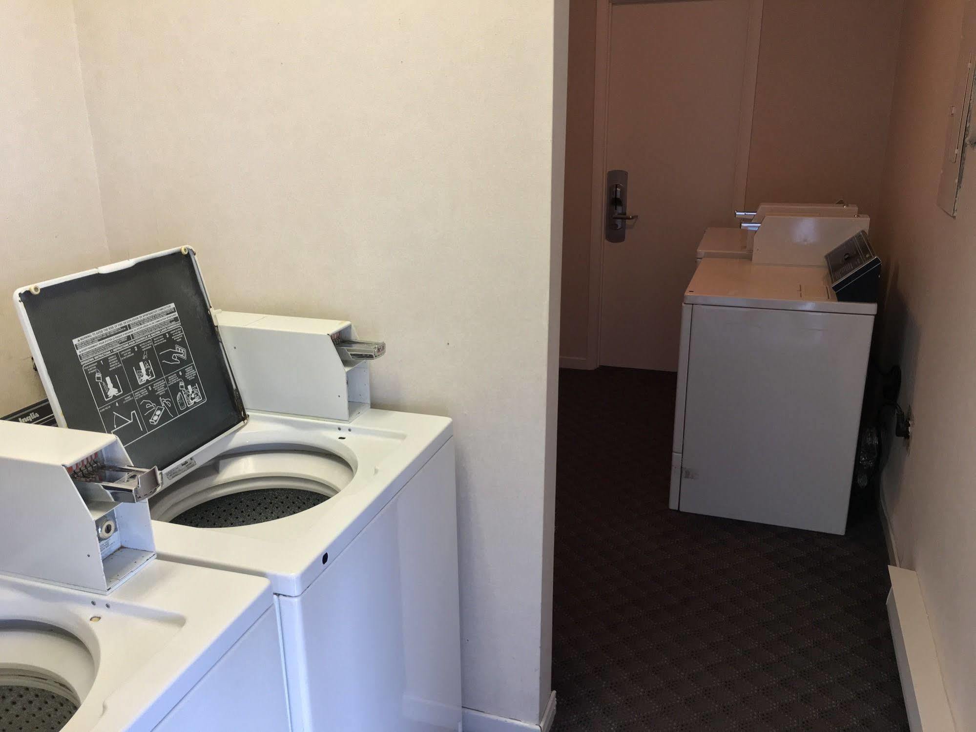 Fairway Inn Съсекс Екстериор снимка